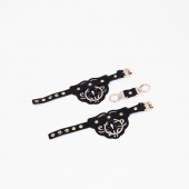 Черные кожаные наручники с клепками, кольцами и золотистой фурнитурой - Crazy Handmade - купить с доставкой в Великом Новгороде