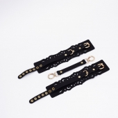 Черный кожаные оковы с узорами и золотистой фурнитурой - Crazy Handmade - купить с доставкой в Великом Новгороде