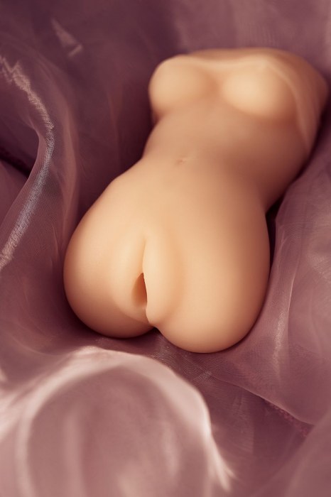 Телесный мастурбатор в виде женской фигурки - Toyfa Basic - в Великом Новгороде купить с доставкой