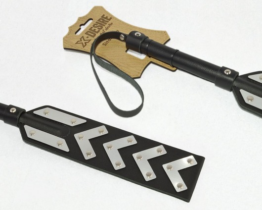 Черная шлепалка с имитирующими металл вставками - Sitabella - купить с доставкой в Великом Новгороде