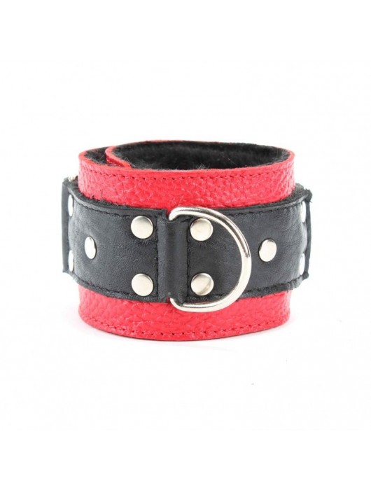 Красно-чёрные кожаные наручники с меховым подкладом - БДСМ Арсенал - купить с доставкой в Великом Новгороде