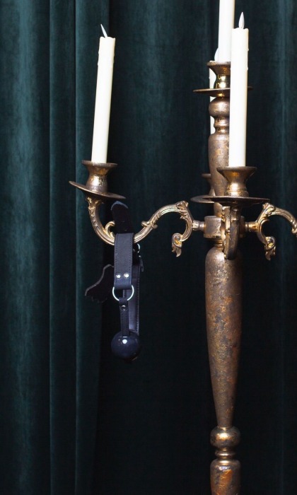 Черный силиконовый кляп-шар Scandal с ремешком из натуральной кожи - Scandal - купить с доставкой в Великом Новгороде